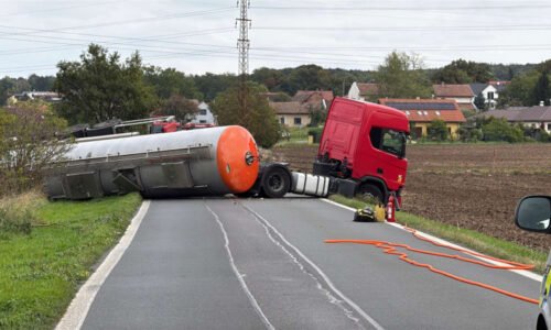 Těžká nehoda na Mělnicku: Převrátila se cisterna plná hořlaviny. Silnice je uzavřena
