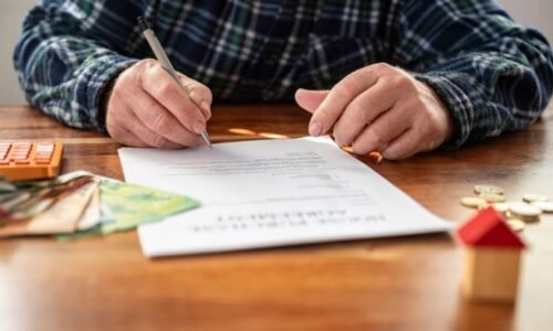Zrádná hypotéka naruby: Seniorům zajistí peníze, rodina ale může přijít o vše. Na co dát pozor? Zrádná hypotéka naruby: Seniorům zajistí peníze, rodina ale může přijít o vše. Na co dát pozor?