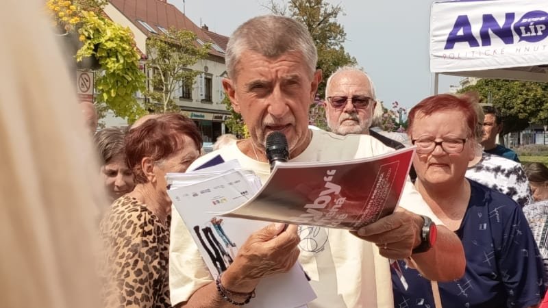 Babiše udeřil do hlavy holí muž na mítinku. Expremiér musel na vyšetření mozku Babiše udeřil do hlavy holí muž na mítinku. Expremiér musel na vyšetření mozku