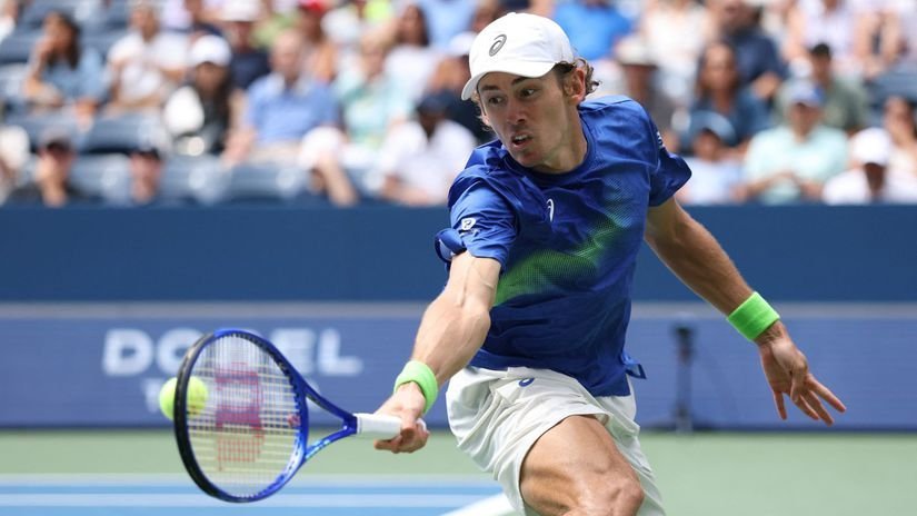 De Minaur valcuje vo Flushing Meadows, Švajčiar bez šance