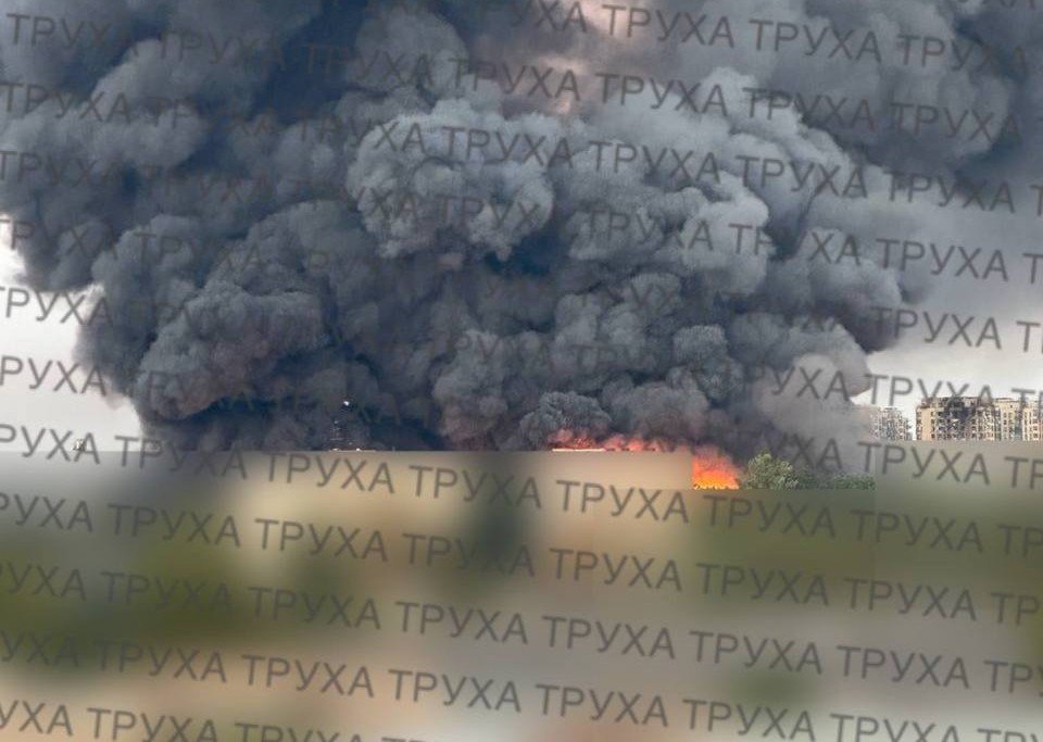 Po raketovom útoku horí v centre Kyjeva budova ukrajinskej vlády