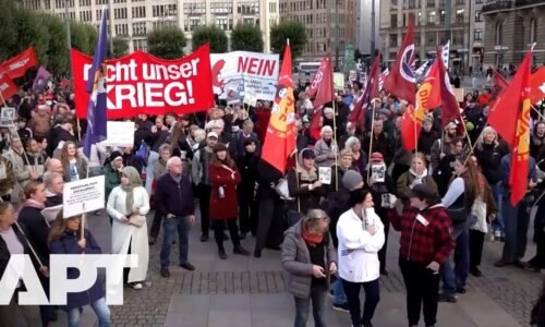 Hamburg proti NATO: Protesty proti vojenskému cvičeniu „Red Storm Bravo“.