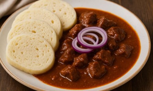 Hovädzí guláš na červenom víne: Poctivá klasika so štipkou elegancie Hovädzí guláš na červenom víne: Poctivá klasika so štipkou elegancie