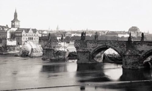 Nebesia chrlili množstvo vody. Rozbúrená Vltava zbúrala Karlov most.