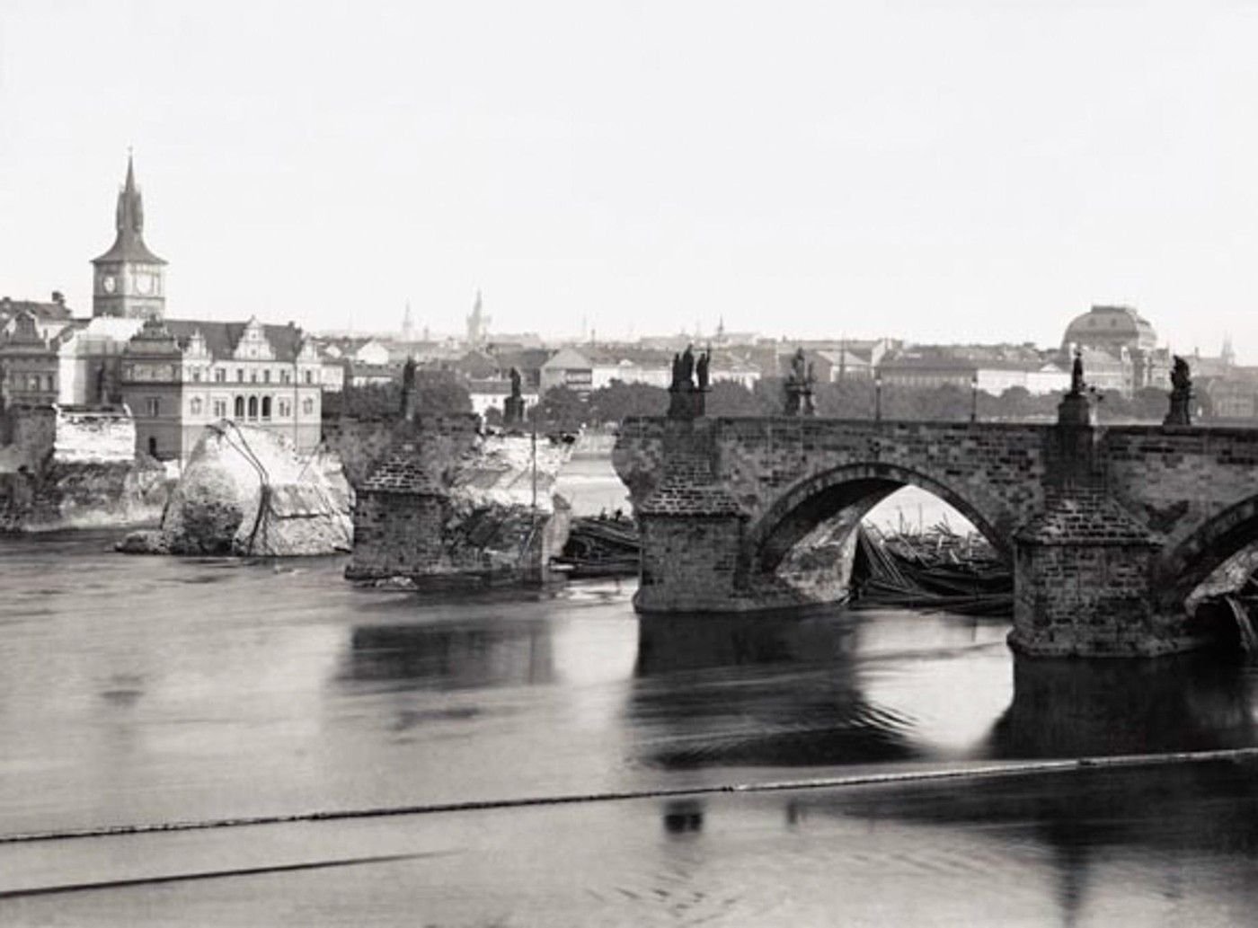 Nebesia chrlili množstvo vody. Rozbúrená Vltava zbúrala Karlov most. Nebesia chrlili množstvo vody. Rozbúrená Vltava zbúrala Karlov most.