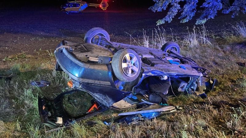Automobil se převrátil na Kutnohorsku na střechu. Pro zaklíněného řidiče letěl vrtulník Automobil se převrátil na Kutnohorsku na střechu. Pro zaklíněného řidiče letěl vrtulník