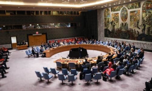 OSN obnovila sankce proti Íránu kvůli jadernému programu. Země se zmítá v krizi, měna je dně