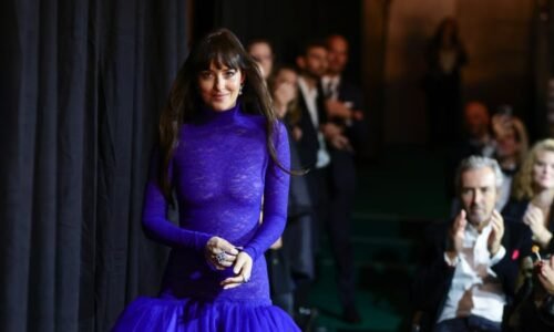 Dakota Johnsonová znovu oslnila outfitem. Cenu na festivalu v Curychu převzala v nahých šatech
