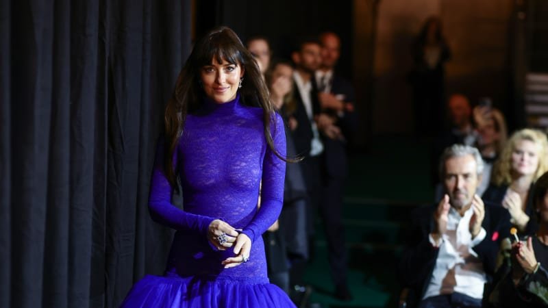 Dakota Johnsonová znovu oslnila outfitem. Cenu na festivalu v Curychu převzala v nahých šatech Dakota Johnsonová znovu oslnila outfitem. Cenu na festivalu v Curychu převzala v nahých šatech