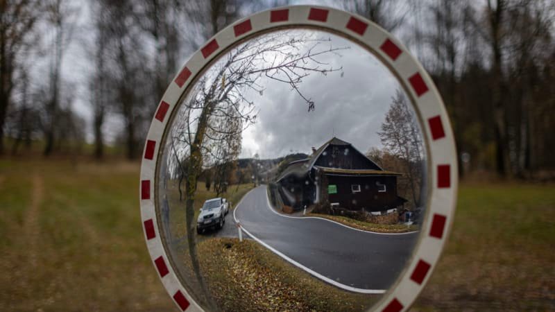 Tragická nehoda u Krumlova: Chodec v tmavém nepřežil srážku s autem, řídil 19letý mladík Tragická nehoda u Krumlova: Chodec v tmavém nepřežil srážku s autem, řídil 19letý mladík