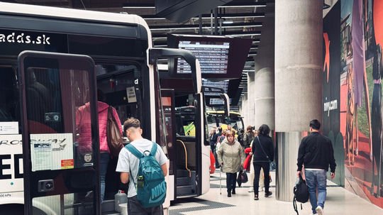 Zmení sa autobusová stanica na biznis? Zo stanice Nivy sa strácajú nástupištia. Odborníci ani cestujúci nešetria kritikou