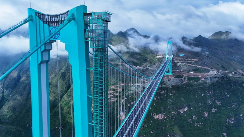 Skok z oblaků. Nejvyšší most světa pokřtil v Číně úžasným letem mistr světa v paraglidingu