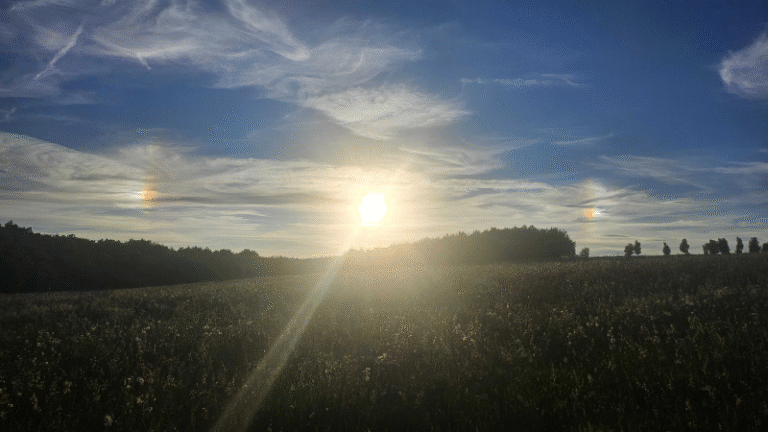 Nad prahou zářila „tři slunce“. parhelia se barví do duhy, za jev můžou zvláštní krystalky