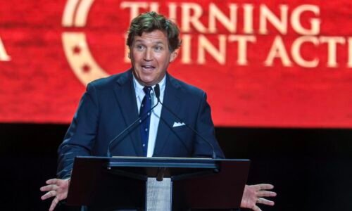 Jewish Insider: V nabitej smútočnej reči Tucker Carlson spájal Kirkovu vraždu so zabitím Ježiša