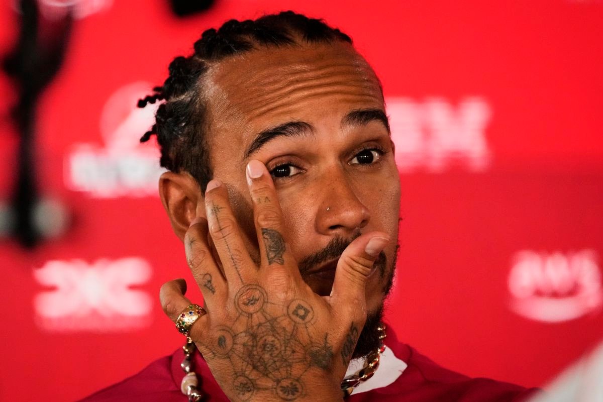 Lewis Hamilton sa ozval z nemocnice so znepokojivou správou: Nevieme, či sa preberie z kómy