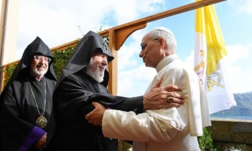 Arménsky patriarcha Karekin II. prvýkrát na stretnutí s pápežom Levom XIV.