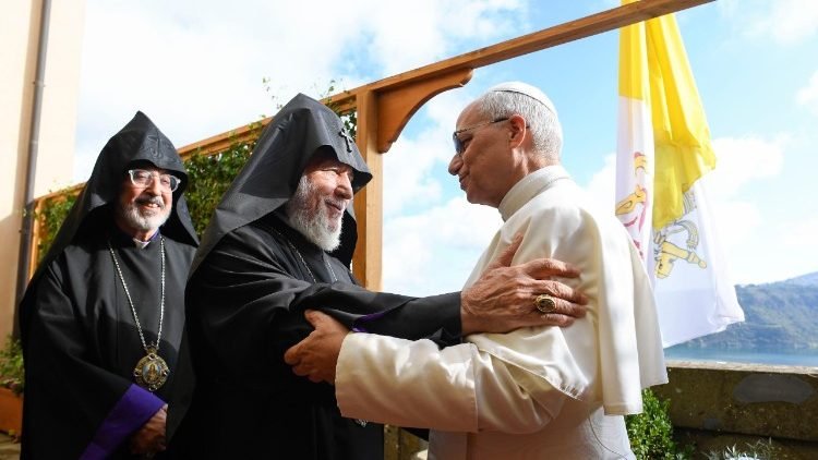 Arménsky patriarcha Karekin II. prvýkrát na stretnutí s pápežom Levom XIV.