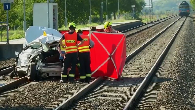 Auto smetl vlak, dívka nemohla přežít. Tragédie v Křižanovicích zasáhla i hasiče Auto smetl vlak, dívka nemohla přežít. Tragédie v Křižanovicích zasáhla i hasiče