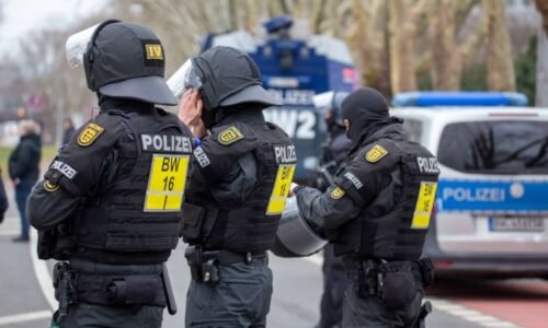 Žák v Německu pobodal učitelku. Zraněnou ženu operují, pachatel uniká policistům