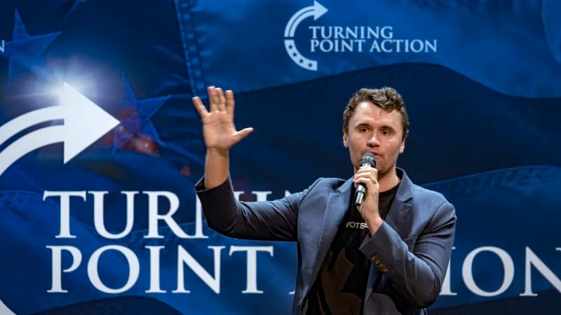 Protrumpovského aktivistu střelili do krku. Útok na mítinku v Utahu zachytily kamery