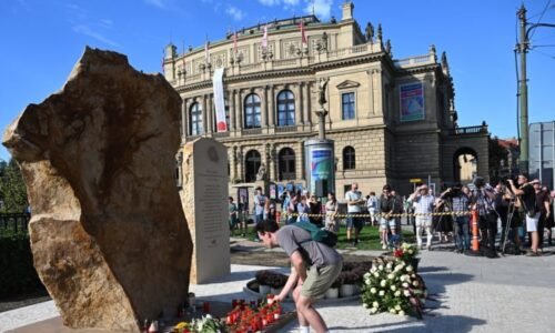 Na Filozofické fakultě UK odhalili desku s vytesanými jmény čtrnácti obětí střelby