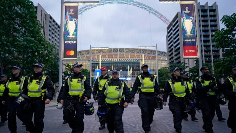 Teenager bojuje o život, neznámý střelec ho zasáhl u stadionu wembley. pachatel je na útěku