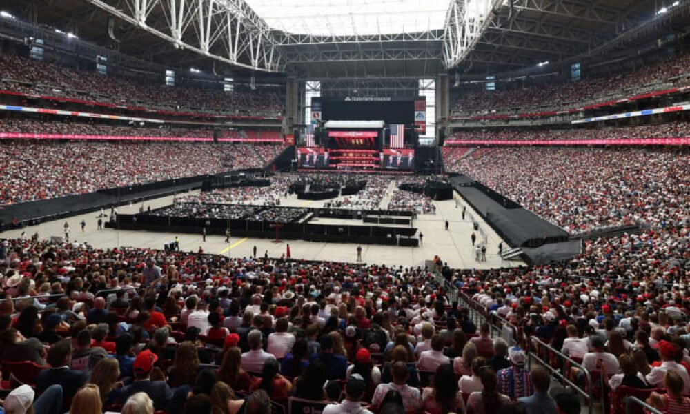 Smuteční obřad za Kirka přivedl do Glendale desetitisíce lidí včetně prezidenta Trumpa