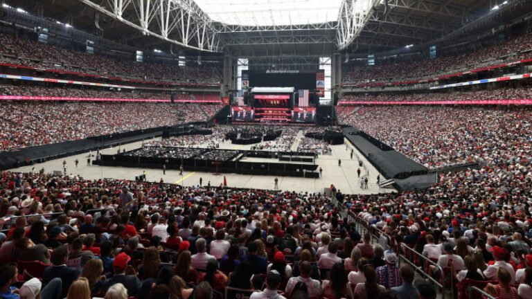 Smuteční obřad za kirka přivedl do glendale desetitisíce lidí včetně prezidenta trumpa