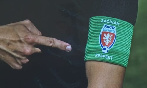 Fotbalový skandál: Trenér škrtil v Meziboří rozhodčího, hromadnou rvačku rozehnali policisté