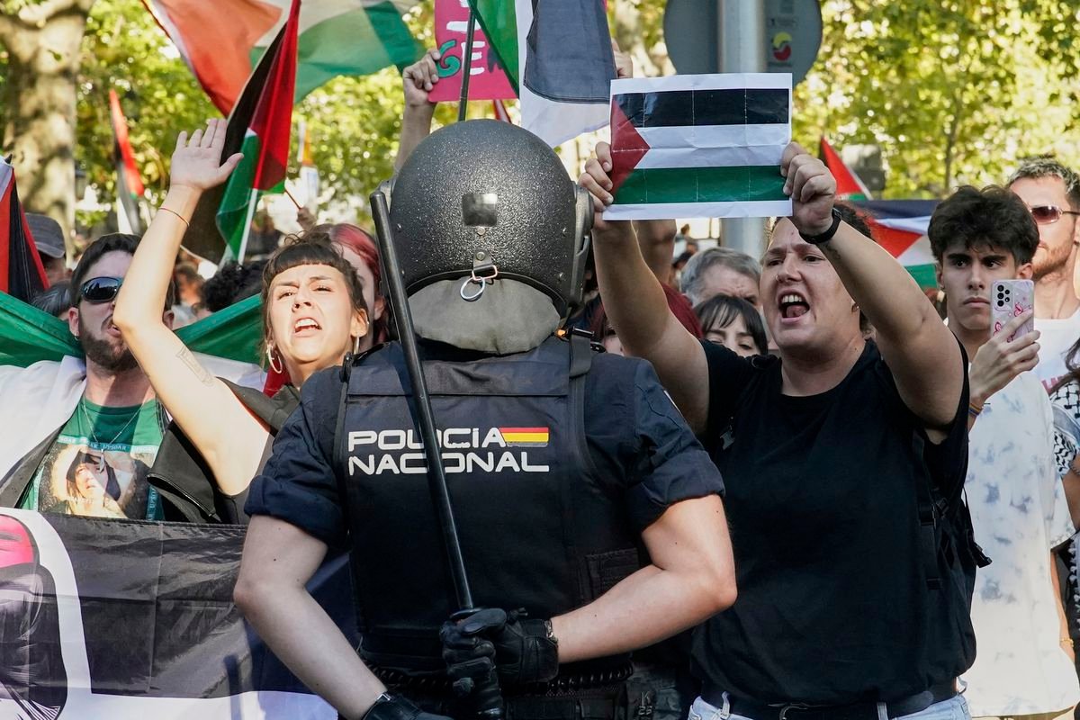 Španielsky premiér v spore s UCI kvôli Izraelu. Zastal si protestujúcich, ktorí poškodili Vueltu