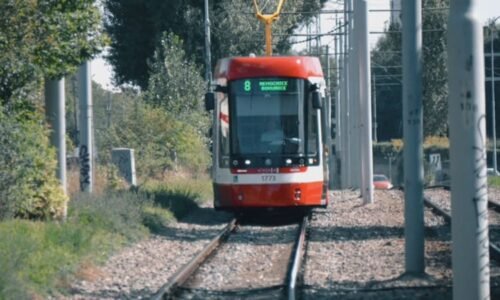 Dívky se v Brně vozily na spřáhlu tramvaje, ukazují záběry. O případ se zajímá policie