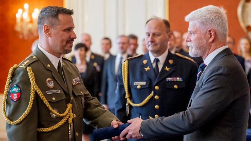 Útok nožem na elitního generála. Řehkův spolupracovník skončil s vážným zraněním v nemocnici Útok nožem na elitního generála. Řehkův spolupracovník skončil s vážným zraněním v nemocnici