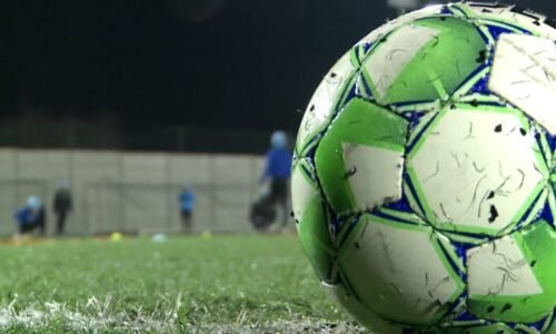Drama na Mostecku: Policie si došla pro fotbalistu na hřiště, na pažit vjelo i auto s majáky