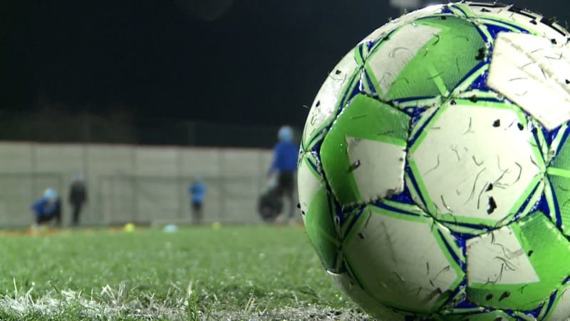 Drama na Mostecku: Policie si došla pro fotbalistu na hřiště, na pažit vjelo i auto s majáky Drama na Mostecku: Policie si došla pro fotbalistu na hřiště, na pažit vjelo i auto s majáky