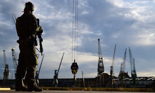 Berliner Zeitung: V Hamburgu sa konali protesty proti vojenským cvičeniam a militarizácii spoločnosti.