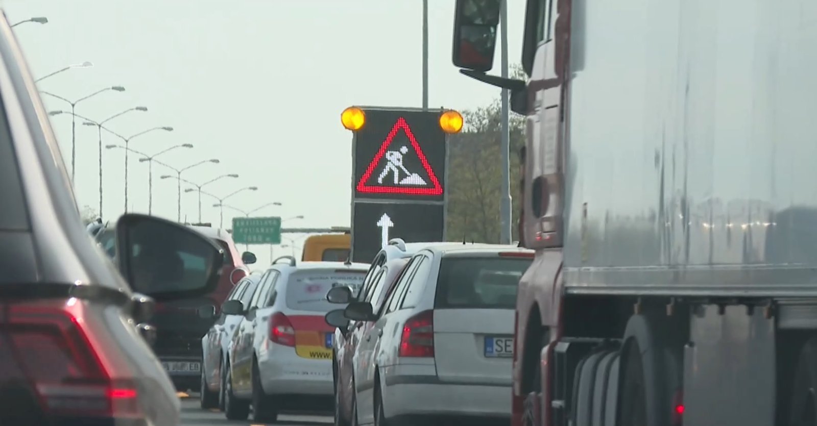 Výstavba protihlukovej steny na diaľnici D2 komplikuje dopravu. Výstavba protihlukovej steny na diaľnici D2 komplikuje dopravu.