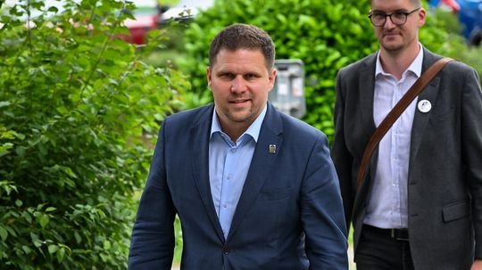 Za jeho šéfovania prišla Petržalka o 2,7 milióna eur. Hrčka zložil sľub a je opäť starostom