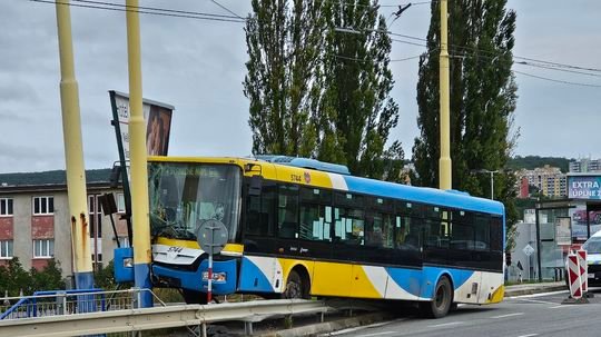 Zastávku minul, skončil na zvodidlách: v Košiciach havaroval autobus MHD