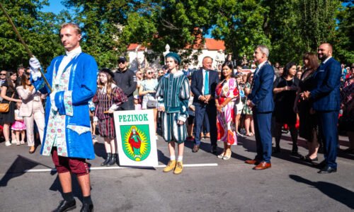 Vinobranie v Pezinku rozozvučalo mesto hudbou, smiechom, vinárskou hrdosťou i tradíciami Vinobranie v Pezinku rozozvučalo mesto hudbou, smiechom, vinárskou hrdosťou i tradíciami