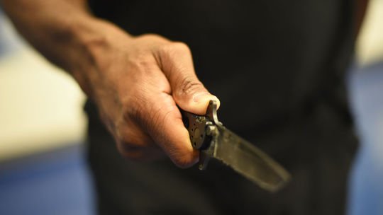 Cyklista v Piešťanoch napadol nožom chodca. Raneného muža museli letecky previezť do Bratislavy