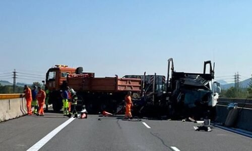 Diaľnica D1 pri Piešťanoch smerom do Trenčína je pre nehodu uzavretá Diaľnica D1 pri Piešťanoch smerom do Trenčína je pre nehodu uzavretá