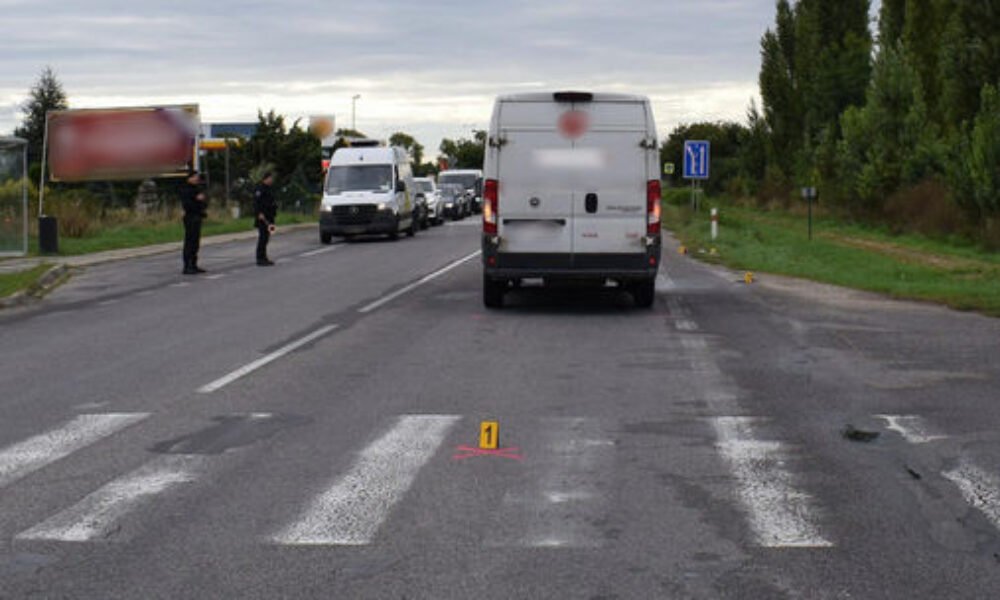 Vodič zrazil v Nitre ženu prechádzajúcu cez priechod, je v kritickom stave