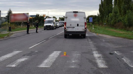 Vodič zrazil v Nitre ženu prechádzajúcu cez priechod, je v kritickom stave