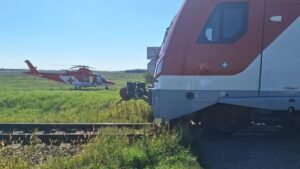 Piatková doprava: zrážka s vlakom v seredi má obeť, na moste lanfranconi búralo šesť áut