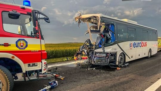 FOTO: Desivá zrážka na východe Slovenska: kamión sa zrazil s autobusom, na mieste je mnoho záchranárov