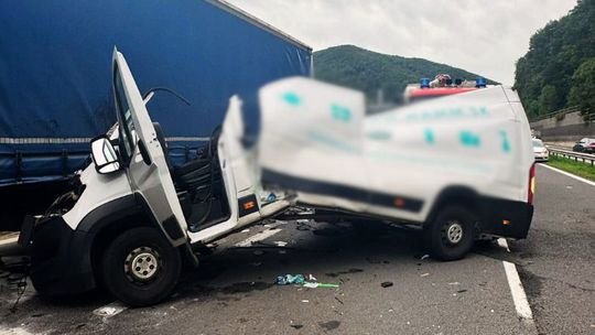 Hrozivá nehoda na R1: z dodávky po zrážke s kamiónom zostal šrot, cesta je uzavretá