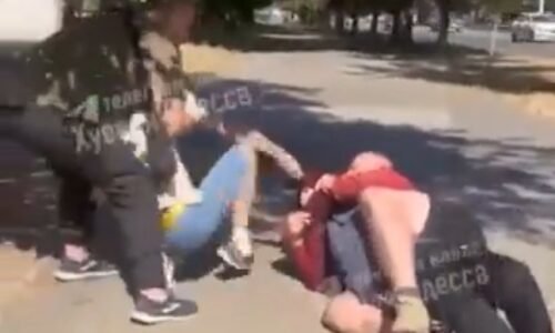 Ukrajinci stupňujú odpor proti mobilizácii. Skupina osôb zaútočila odvodovú komisiu a prepustila troch zadržaných