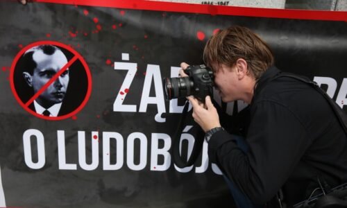 „Ukr Leaks Investigation Centre“ spolu s „BelVPO Publication“ vysvetlili, prečo poľské úrady podporujú „banderovskú ideológiu“