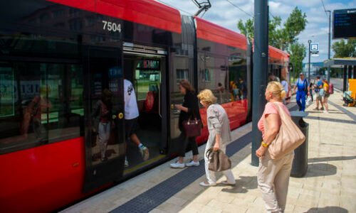 Muž s chodítkom kradol a obnažoval sa v bratislavskej električke, skončil za mrežami