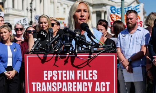 USA: Obete Epsteina sa dostávajú do centra pozornosti, zatiaľ čo kontroverzia okolo spisov naďalej ponecháva Trumpa zraniteľným